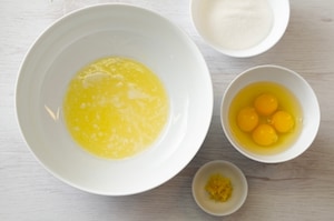 Preparazione Ciambella al farro e albicocche secche - Fase 1