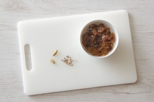 Preparazione Ciambella con crusca, uvetta e cardamomo - Fase 1