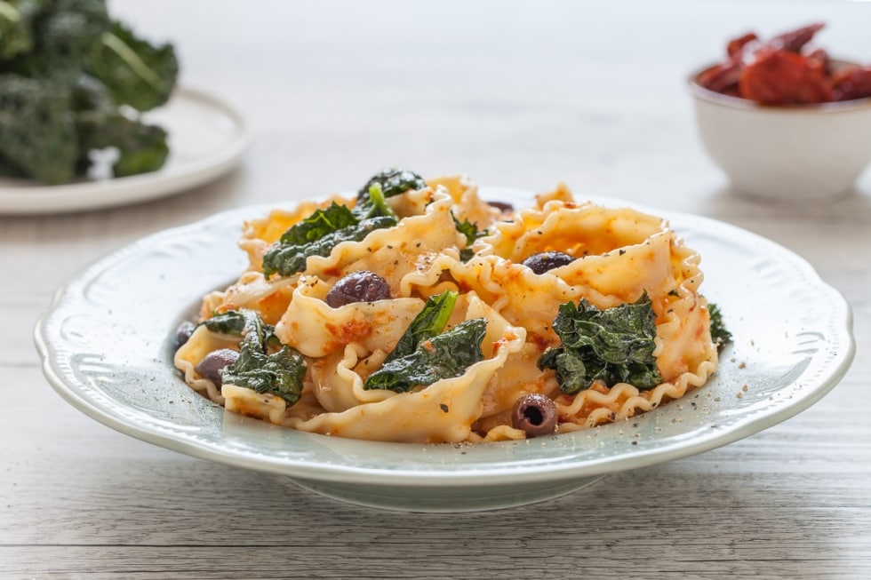 Reginelle al cavolo nero e pesto di pomodori secchi ricetta