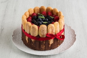 Preparazione Charlotte al cioccolato e frutti di bosco - Fase 4