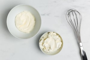 Preparazione Ciambella red velvet con cream cheese e lamponi - Fase 1