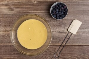 Preparazione Ciambella senza burro ai mirtilli - Fase 2