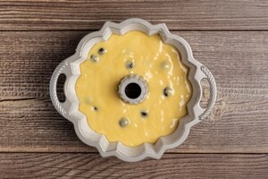 Preparazione Ciambella senza burro ai mirtilli - Fase 2