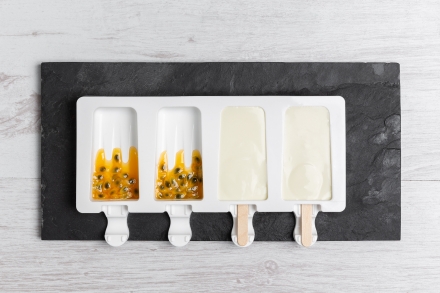 Preparazione Gelati allo yogurt greco e frutto della passione - Fase 2 Preparazione Gelati allo yogurt greco e frutto della passione - Fase 2