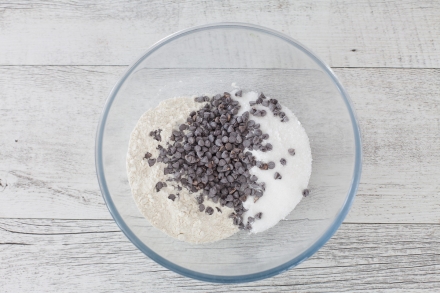 Preparazione Muffin con gocce di cioccolato - Fase 1 Preparazione Muffin con gocce di cioccolato - Fase 1