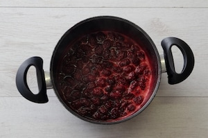 Preparazione Panna cotta alle more con cialde di caramello - Fase 1