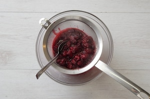 Preparazione Panna cotta alle more con cialde di caramello - Fase 2