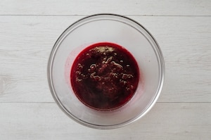 Preparazione Panna cotta alle more con cialde di caramello - Fase 2