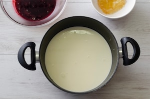 Preparazione Panna cotta alle more con cialde di caramello - Fase 3