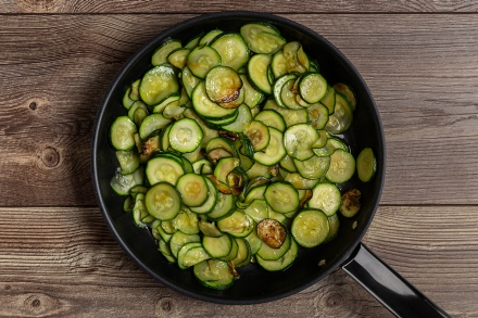 Preparazione Zucchine trifolate - Fase 2 Preparazione Zucchine trifolate - Fase 2