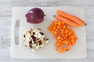 Preparazione Gazpacho di carote e mele con latte di cocco e curcuma  - Fase 1