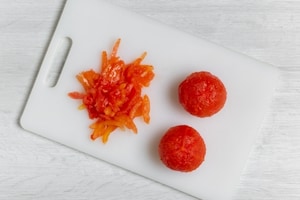 Preparazione Pasta gustosa al pomodoro fresco - Fase 1