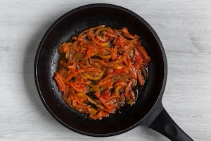 Preparazione Pasta gustosa al pomodoro fresco - Fase 1