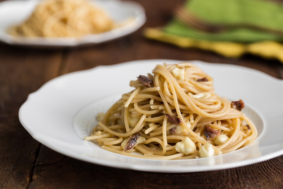 Pasta veloce con acciughe e mozzarella ricetta