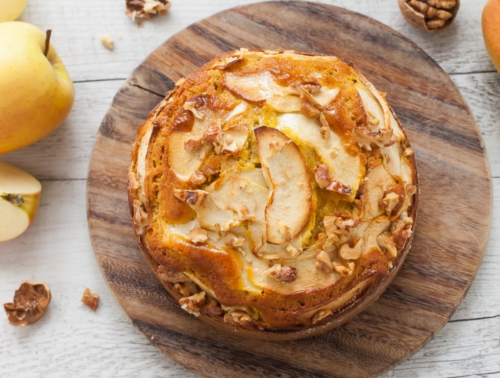 Torta di mele e noci al latte caldo  ricetta