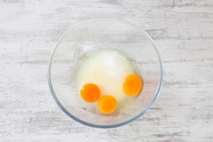 Preparazione Torta di mele e noci al latte caldo  - Fase 1