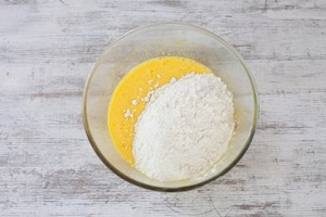 Preparazione Torta di mele e noci al latte caldo  - Fase 1