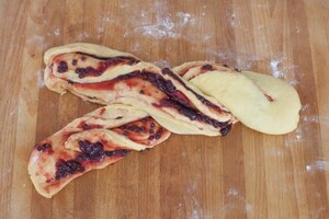 Preparazione Babka alle ciliegie e cioccolato - Fase 3