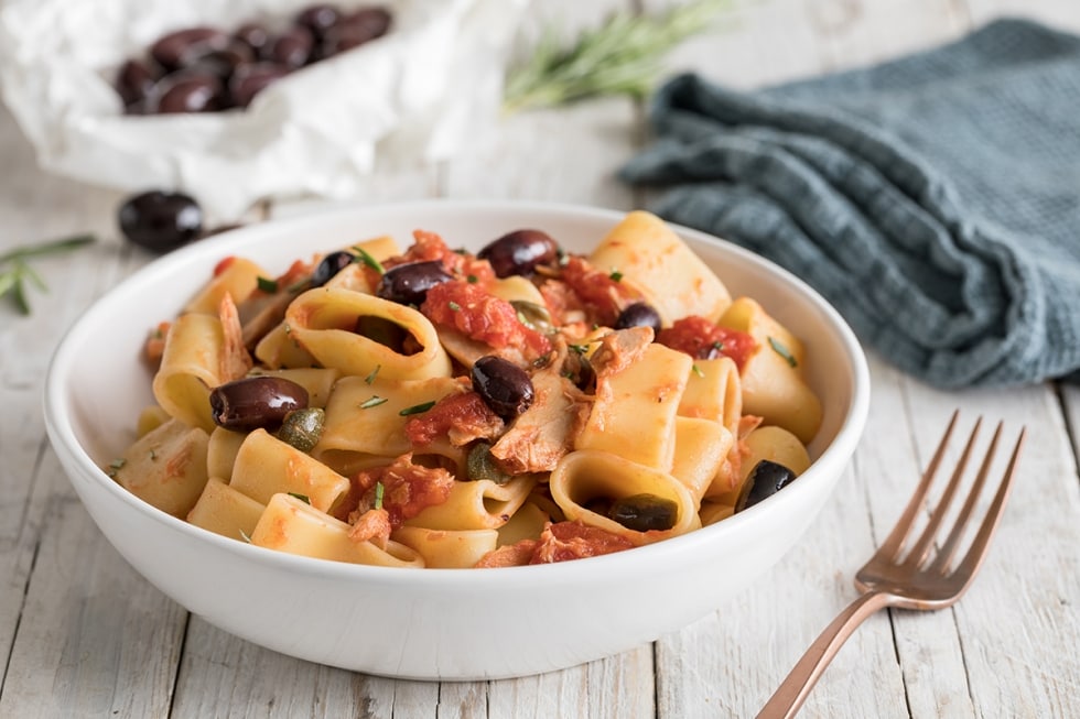 Calamarata al sugo di tonno, olive e capperi ricetta