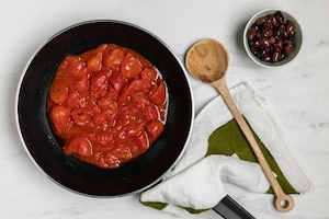Preparazione Calamarata al sugo di tonno, olive e capperi - Fase 1