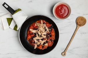 Preparazione Calamarata al sugo di tonno, olive e capperi - Fase 1