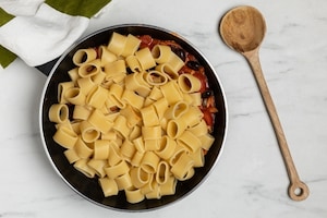 Preparazione Calamarata al sugo di tonno, olive e capperi - Fase 2