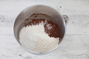 Preparazione Ciambella al cioccolato - Fase 3