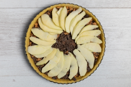 Preparazione Crostata mele, amaretti e cioccolato - Fase 2 Preparazione Crostata mele, amaretti e cioccolato - Fase 2