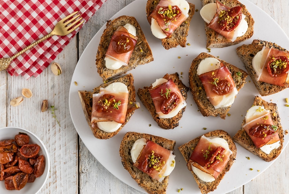 Crostini con mozzarella e speck ricetta