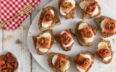 Crostini con mozzarella e speck