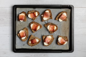 Preparazione Crostini con mozzarella e speck - Fase 3