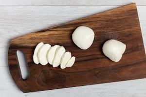 Preparazione Crostini con mozzarella e speck - Fase 2