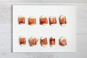 Preparazione Crostini con mozzarella e speck - Fase 2