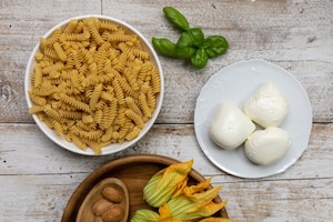 Preparazione Fusilli con mozzarella e fiori di zucca - Fase 2