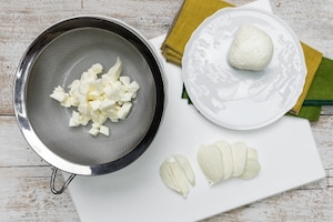 Preparazione Fusilli con mozzarella e fiori di zucca - Fase 2