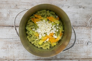 Preparazione Fusilli con mozzarella e fiori di zucca - Fase 4