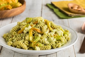 Preparazione Fusilli con mozzarella e fiori di zucca - Fase 4