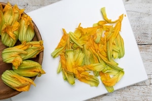 Preparazione Fusilli con mozzarella e fiori di zucca - Fase 3