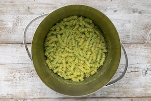 Preparazione Fusilli con mozzarella e fiori di zucca - Fase 3