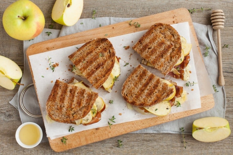 Panini con mele, formaggio Stelvio e speck  ricetta