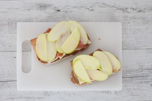 Preparazione Panini con mele, formaggio Stelvio e speck  - Fase 2