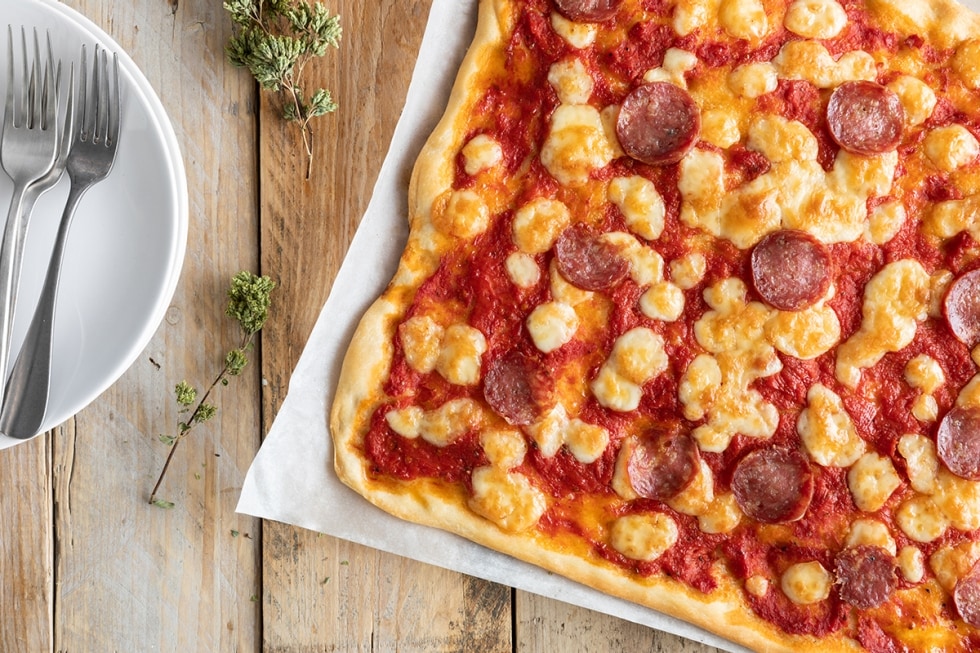 Pizza in teglia con provola e salame  ricetta