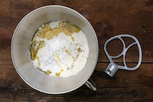 Preparazione Pizza in teglia con provola e salame  - Fase 1