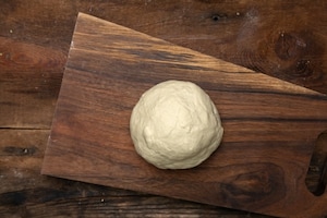 Preparazione Pizza in teglia con provola e salame  - Fase 1