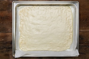 Preparazione Pizza in teglia con provola e salame  - Fase 2