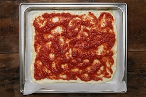 Preparazione Pizza in teglia con provola e salame  - Fase 3