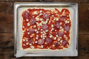 Preparazione Pizza in teglia con provola e salame  - Fase 3