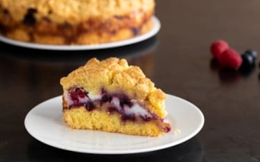 Sbriciolata senza glutine con ricotta e frutti di bosco