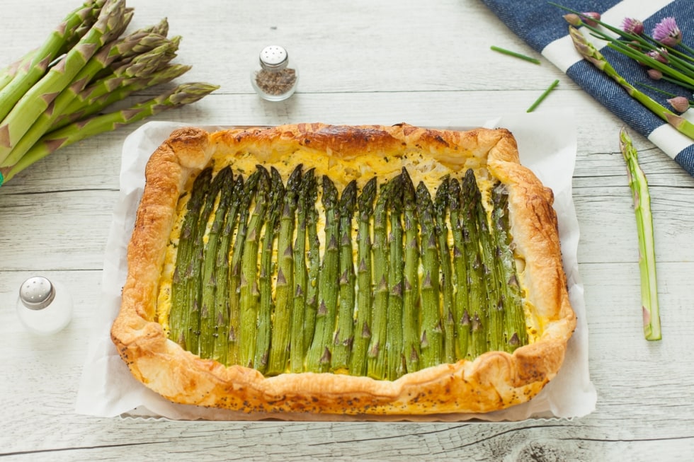 Torta salata con asparagi, ricotta, erba cipollina e gruyère  ricetta