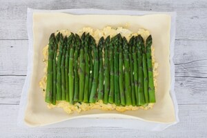 Preparazione Torta salata con asparagi, ricotta, erba cipollina e gruyère  - Fase 2